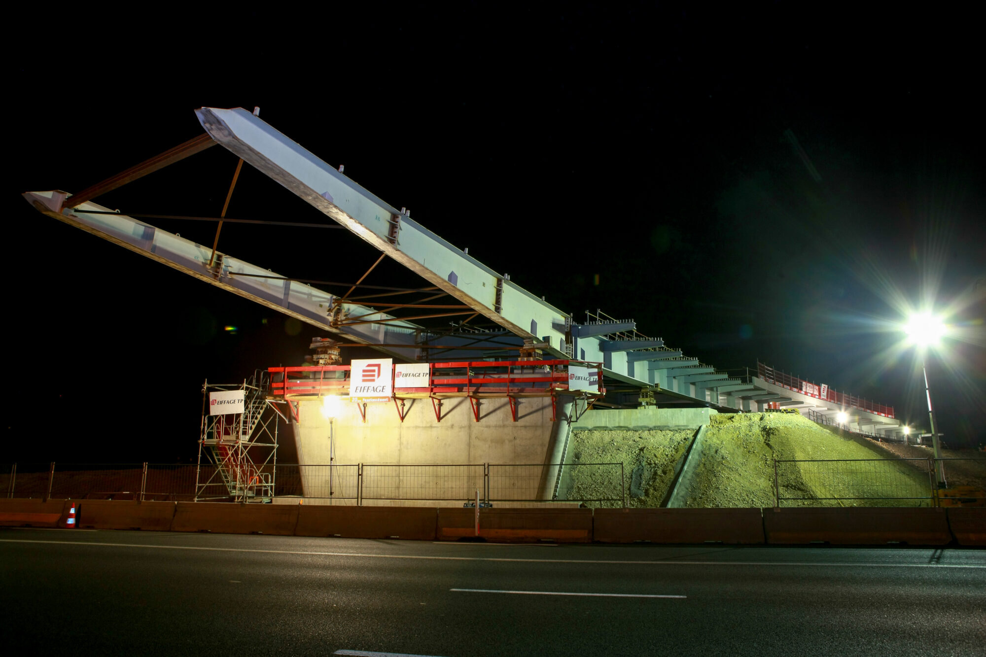 Chantier de pont autoroutier A43 Eiffage TP de nuit — tarif photographe de chantier BTP, Romain Rubini