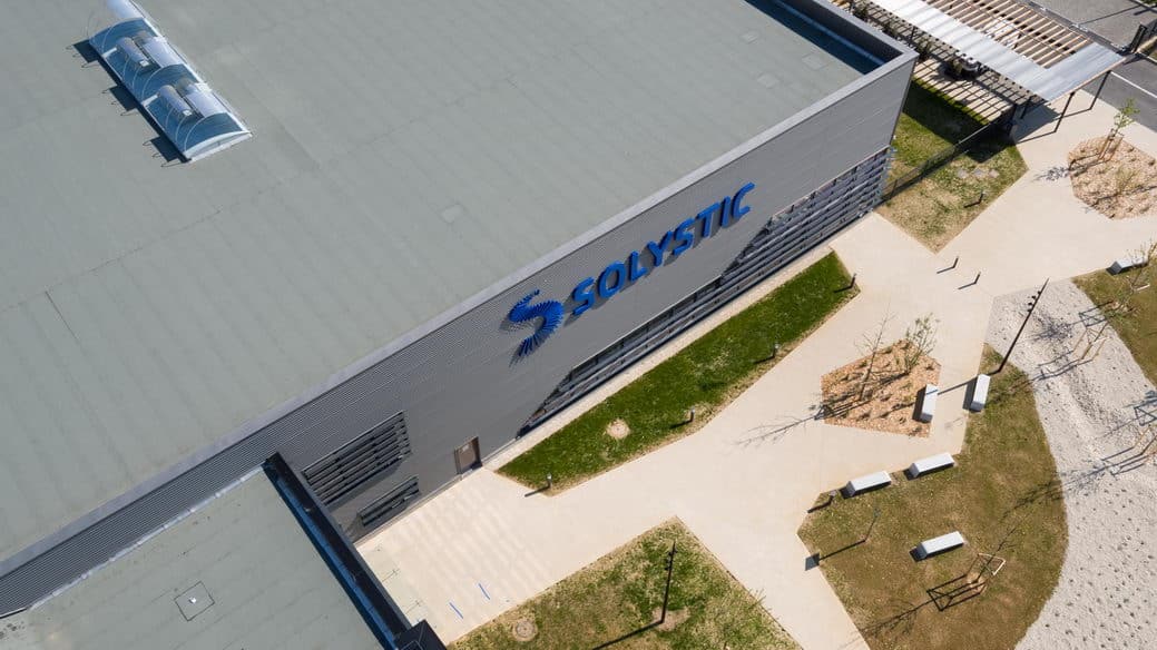 Détail façade industrielle Solystic Drôme — reportage BTP Romain Rubini