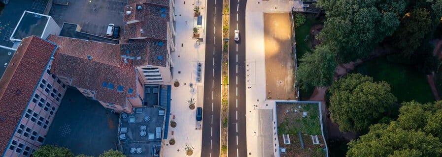 Chantier de voirie à Vienne (38) vu du ciel par drone, avenue rénovée réalisée par Colas · Romain Rubini photographe BTP