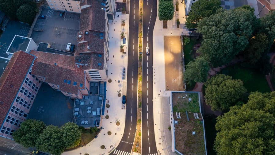 Chantier de voirie à Vienne (38) vu du ciel par drone, avenue rénovée réalisée par Colas · Romain Rubini photographe BTP