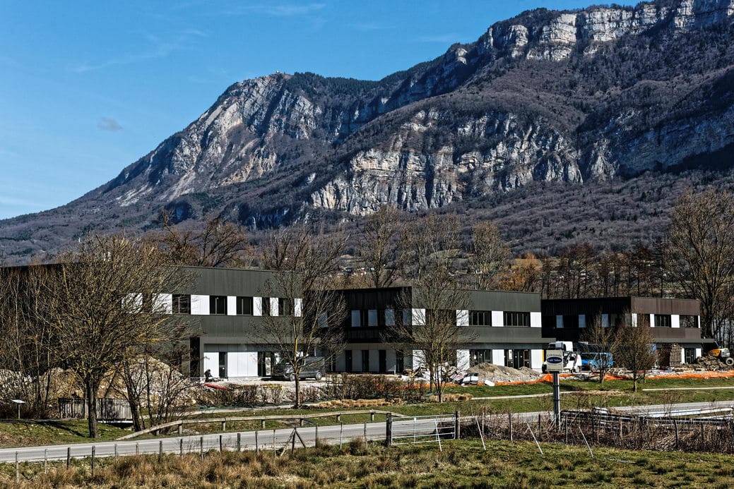 Photographe BTP Savoie — chantier de construction parc d'activités Hexapole avec massif alpin — Romain Rubini