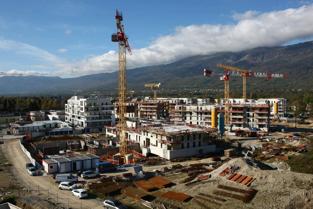 Chantier BTP Savoie — trois grues et massif de Belledonne — reportage photographique Romain Rubini