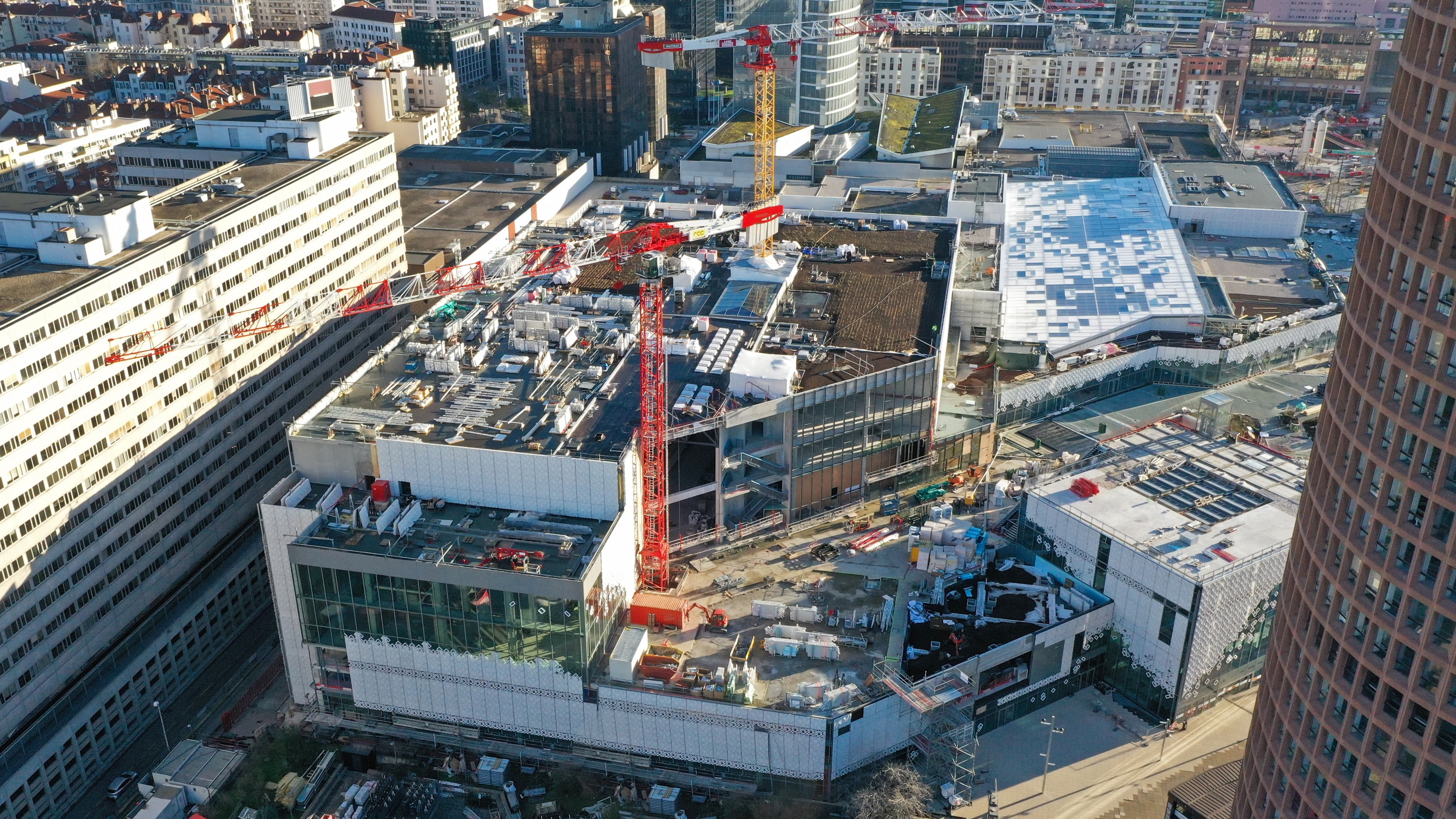 Vue aérienne par drone d'un chantier de construction avec grue à Lyon — Romain Rubini photographe