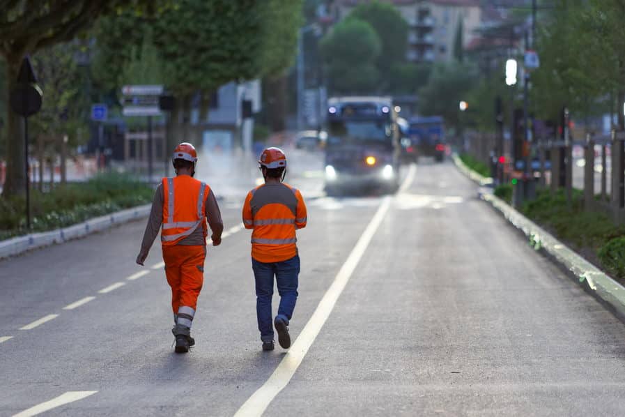 Reportage photo au sol sur un chantier de voirie à Vienne (38) : deux ouvriers Colas sur la chaussée — Romain Rubini