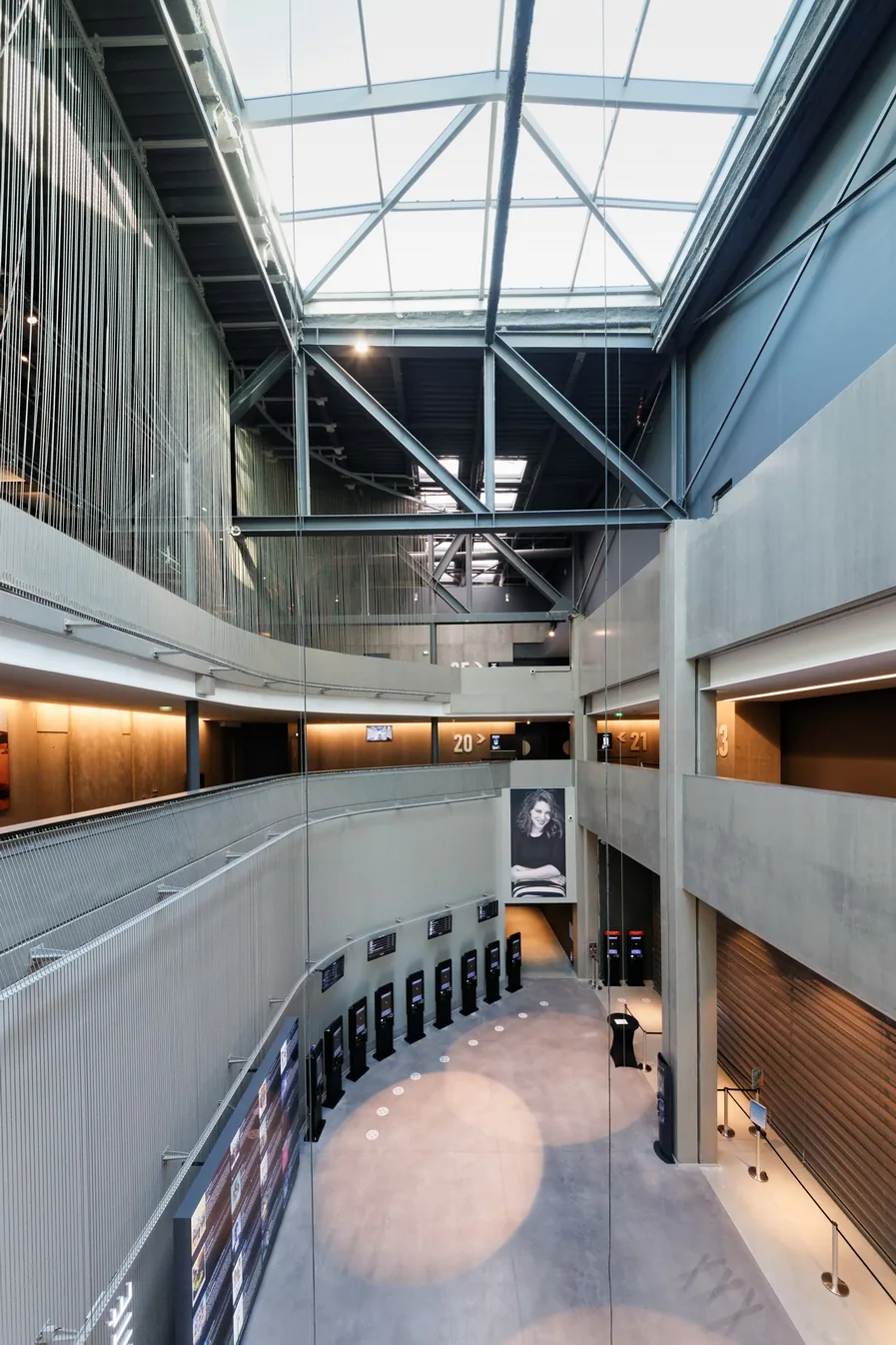 Cinéma UGC Part-Dieu Lyon — vue verticale — photographe d'architecture et immobilier