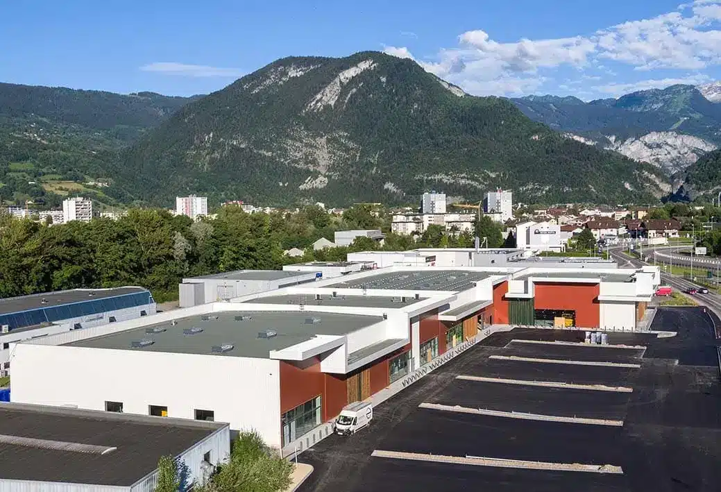 Vue drone zone commerciale Isère — reportage aérien BTP Rhône-Alpes — Romain Rubini