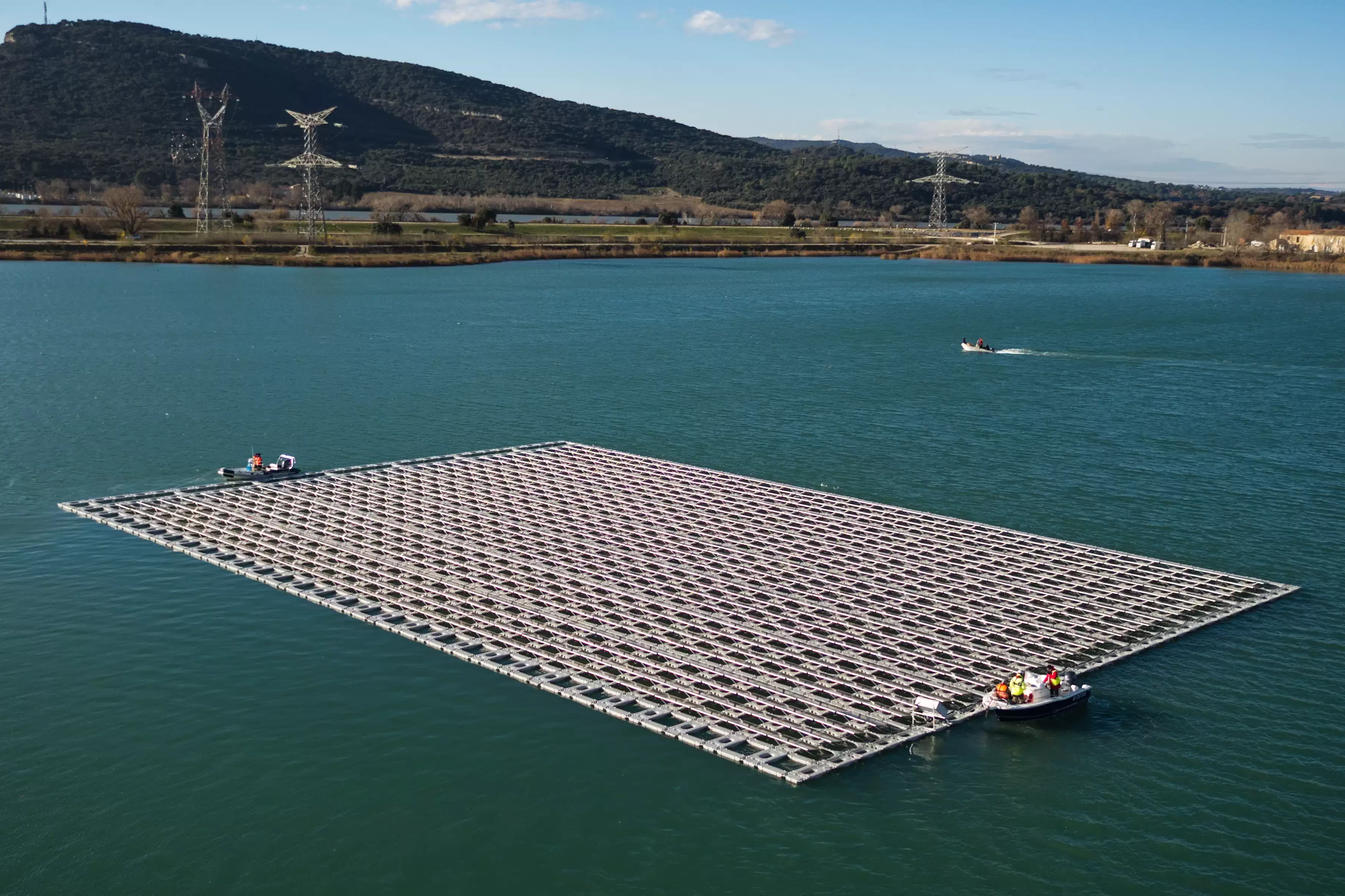 Centrale photovoltaïque flottante Piolenc Vaucluse Bouygues Énergies — drone — Romain Rubini